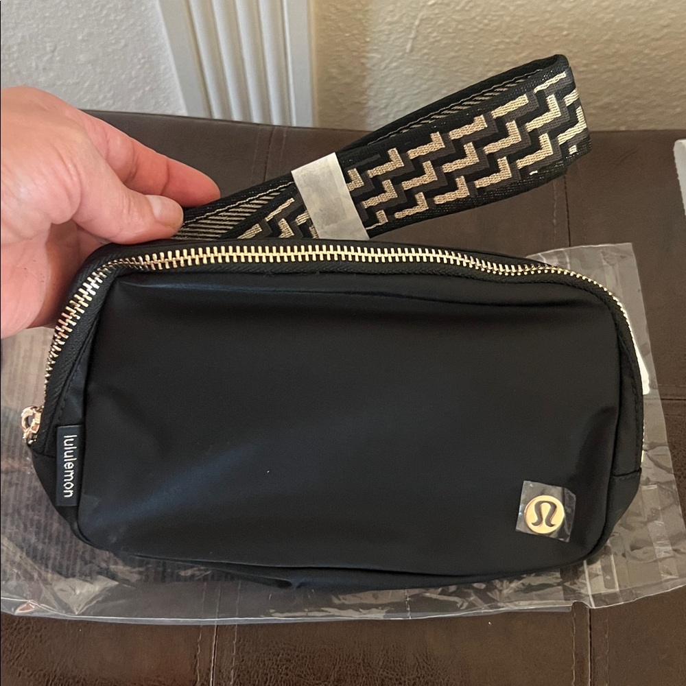 lululemon athletica everywhere belt bag 1 L monogram metallic
